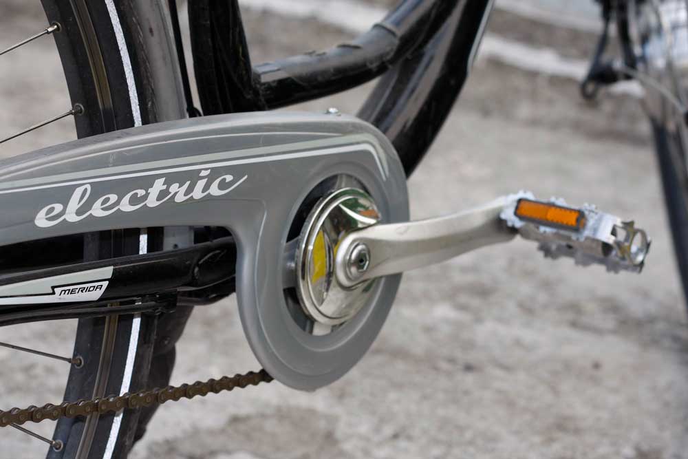 Pedal de bicicleta eléctrica compacta